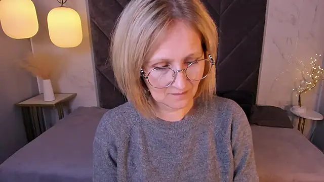 Snapshot of Paris_Cherry chatting on September 29, 7:52 pm Paris Cherry online show from September 29, 7:52 pm