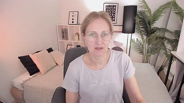 Snapshot of Paris_Cherry chatting on October 12, 8:10 pm Paris Cherry online show from October 12, 8:10 pm