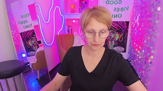 Snapshot of Paris_Cherry chatting on May 3, 5:49 pm Paris Cherry online show from May 3, 5:49 pm