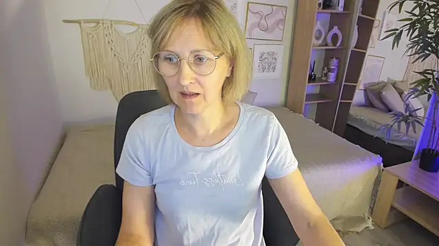 Snapshot of Paris_Cherry chatting on September 17, 8:11 pm Paris Cherry online show from September 17, 8:11 pm