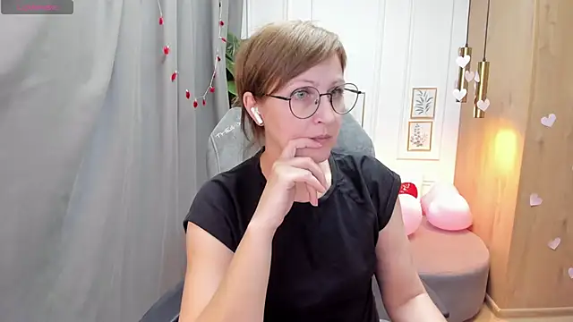 Snapshot of Paris_Cherry chatting on February 18, 1:33 pm Paris Cherry online show from February 18, 1:33 pm