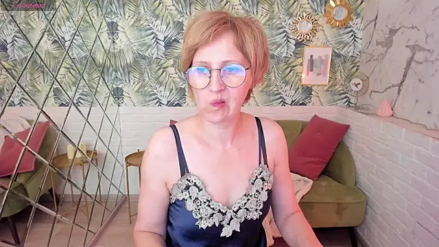 Snapshot of Paris_Cherry chatting on May 31, 6:09 pm Paris Cherry online show from May 31, 6:09 pm