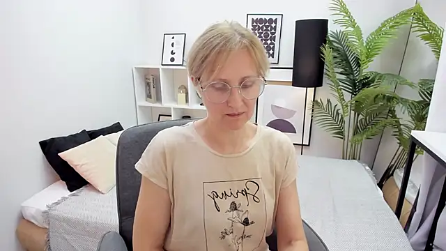 Snapshot of Paris_Cherry chatting on October 13, 8:10 pm Paris Cherry online show from October 13, 8:10 pm
