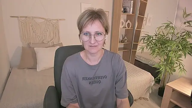 Snapshot of Paris_Cherry chatting on October 26, 8:31 pm Paris Cherry online show from October 26, 8:31 pm