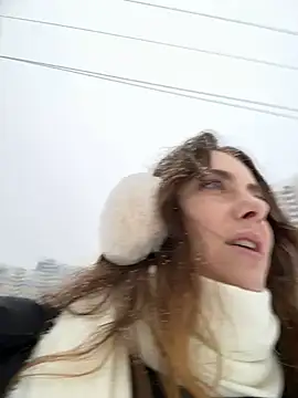 Snapshot of MariiD chatting on December 16, 9:57 am MariiD online show from December 16, 9:57 am