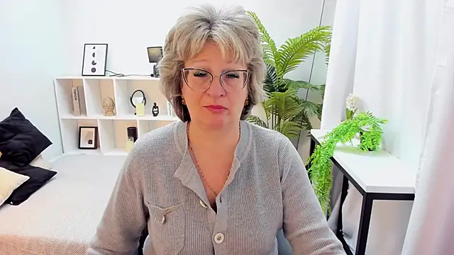 EvelynJoyful online show from November 19, 5:07 am