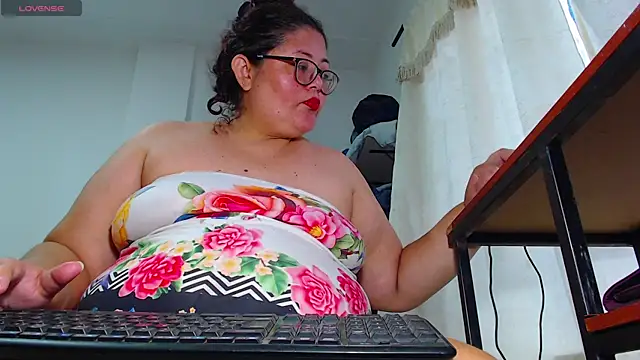 ashelymalefica online show from June 22, 9:01 pm