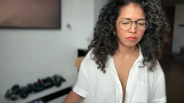 Snapshot of illaroom chatting on October 30, 7:44 pm illaroom online show from October 30, 7:44 pm