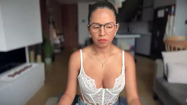 Snapshot of illaroom chatting on November 11, 4:02 pm illaroom online show from November 11, 4:02 pm