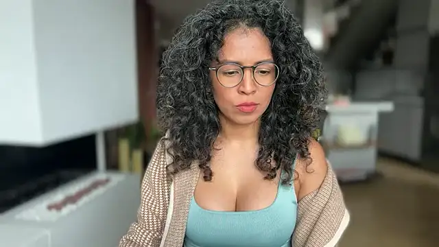 Snapshot of illaroom chatting on December 16, 6:23 pm illaroom online show from December 16, 6:23 pm