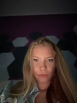 Snapshot of AnastasiaAniess chatting on September 20, 5:18 pm AnastasiaAniess online show from September 20, 5:18 pm