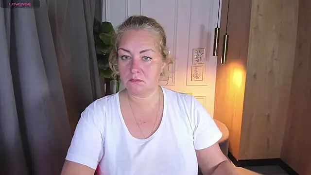 Snapshot of JenniferLight chatting on October 12, 3:02 pm JenniferLight online show from October 12, 3:02 pm