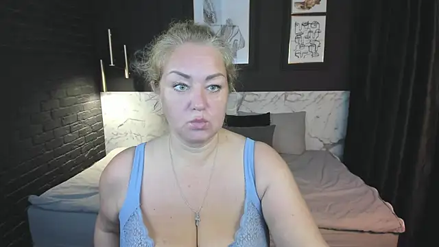 Snapshot of JenniferLight chatting on October 18, 5:09 am JenniferLight online show from October 18, 5:09 am