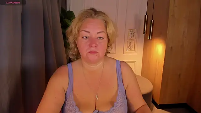 Snapshot of JenniferLight chatting on September 28, 8:05 pm JenniferLight online show from September 28, 8:05 pm