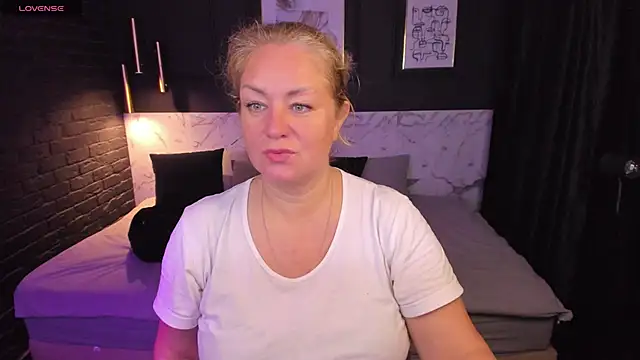 Snapshot of JenniferLight chatting on November 7, 1:15 pm JenniferLight online show from November 7, 1:15 pm