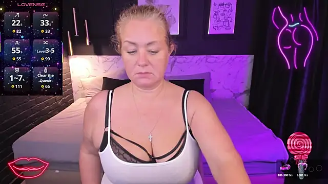 Snapshot of JenniferLight chatting on October 31, 1:24 am JenniferLight online show from October 31, 1:24 am