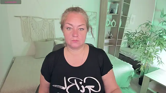 Snapshot of JenniferLight chatting on October 31, 1:30 pm JenniferLight online show from October 31, 1:30 pm