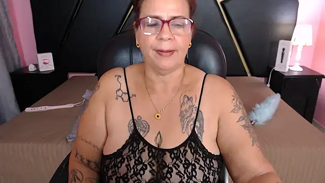 Snapshot of laura_riley chatting on February 9, 6:01 am laura riley online show from February 9, 6:01 am