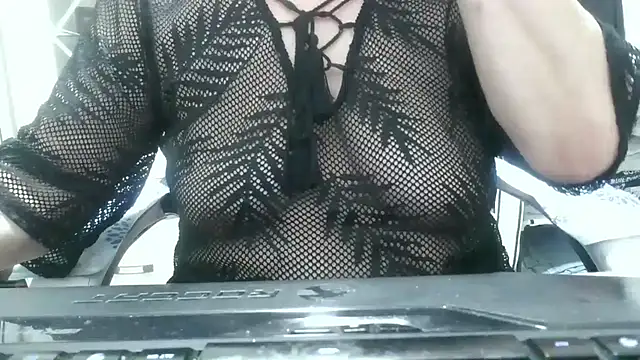 Snapshot of heidi60 chatting on November 16, 9:47 am heidi60 online show from November 16, 9:47 am