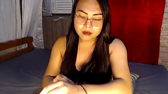 Snapshot of Cumshooterqueen chatting on December 17, 2:00 pm Cumshooterqueen online show from December 17, 2:00 pm