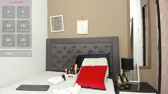 Snapshot of MilfVictoria chatting on April 24, 8:00 pm MilfVictoria online show from April 24, 8:00 pm