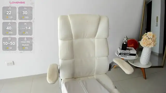 Snapshot of renata_t_ chatting on June 23, 3:32 pm renata t online show from June 23, 3:32 pm