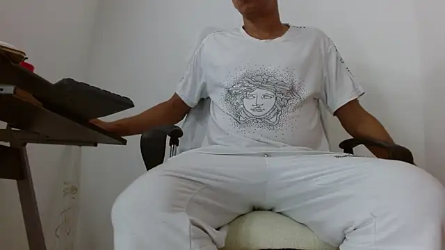 Snapshot of bigcock_bum22 chatting on January 29, 12:54 am bigcock bum22 online show from January 29, 12:54 am