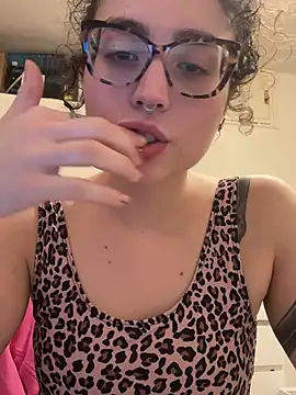 ladyturtle online show from April 28, 8:24 pm