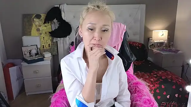 Snapshot of RoxalanaStar chatting on May 12, 8:21 am RoxalanaStar online show from May 12, 8:21 am