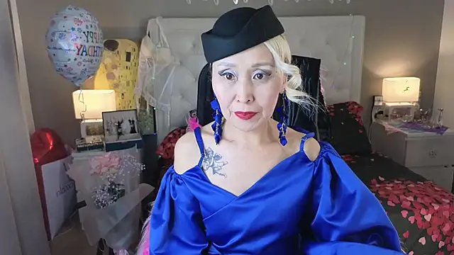 RoxalanaStar online show from April 8, 8:10 pm