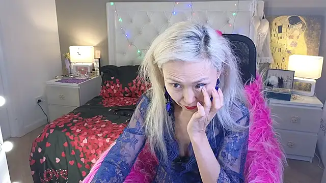 Snapshot of RoxalanaStar chatting on February 25, 11:15 pm RoxalanaStar online show from February 25, 11:15 pm