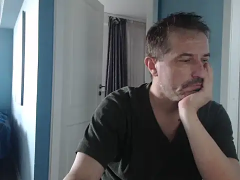 Snapshot of MisterFaithRO chatting on May 26, 6:44 am MisterFaithRO online show from May 26, 6:44 am