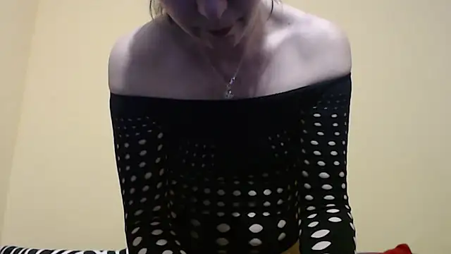 Snapshot of christine33 chatting on February 27, 3:23 pm christine33 online show from February 27, 3:23 pm