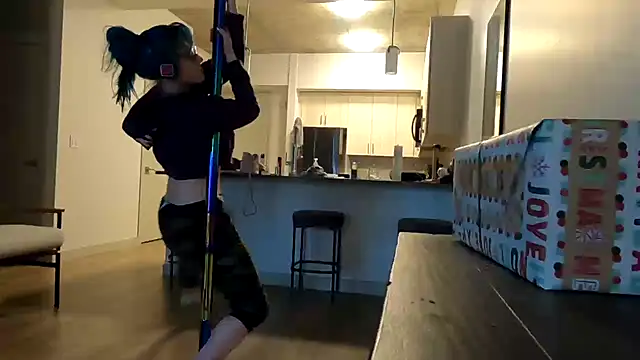 Snapshot of TheDaisyChaos chatting on December 19, 9:28 pm TheDaisyChaos online show from December 19, 9:28 pm