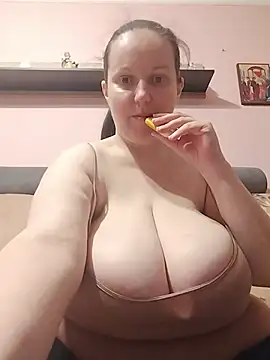 BustyLadyAlma online show from May 13, 7:15 am