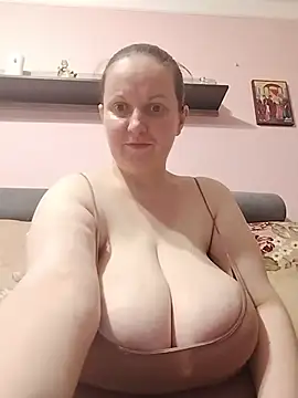 Snapshot of BustyLadyAlma chatting on July 20, 10:39 am BustyLadyAlma online show from July 20, 10:39 am