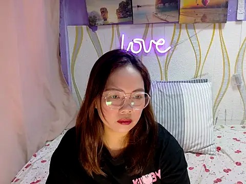 BURBERRY69 online show from February 9, 12:52 am