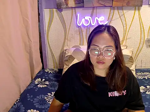 BURBERRY69 online show from February 9, 1:42 pm