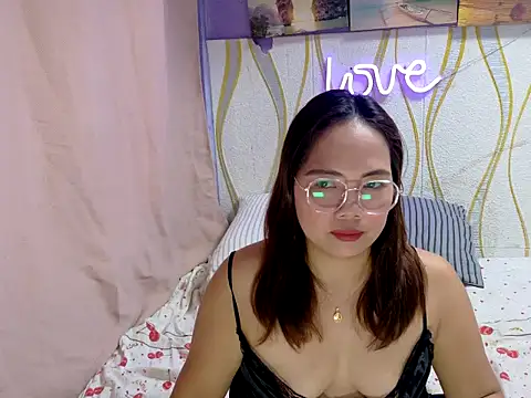 BURBERRY69 online show from February 24, 2:12 am