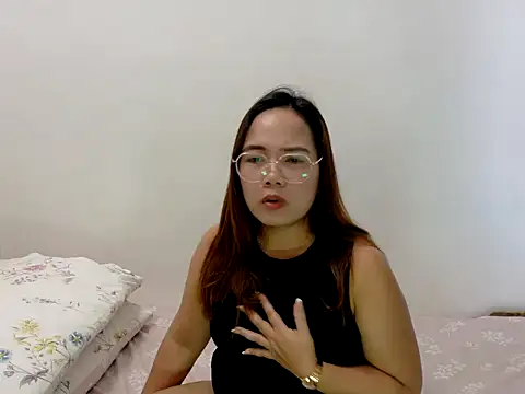 Snapshot of BURBERRY69 chatting on June 26, 7:47 am BURBERRY69 online show from June 26, 7:47 am