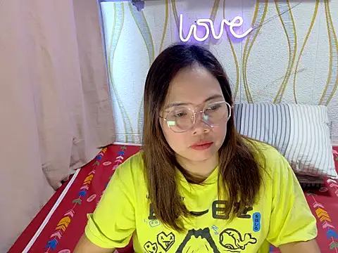 BURBERRY69 online show from March 15, 11:56 pm