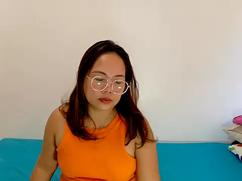 BURBERRY69 online show from March 28, 4:13 am