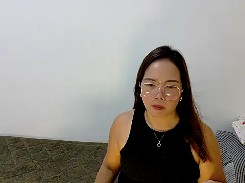 BURBERRY69 online show from April 7, 9:44 am