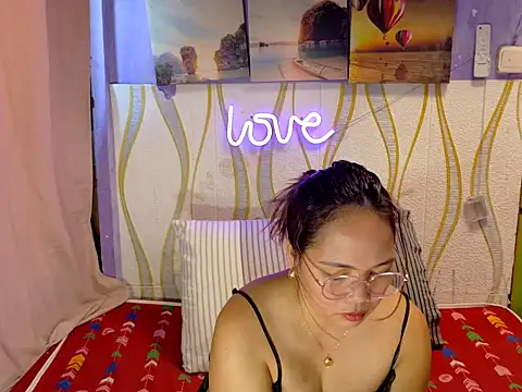 BURBERRY69 online show from March 6, 1:33 am