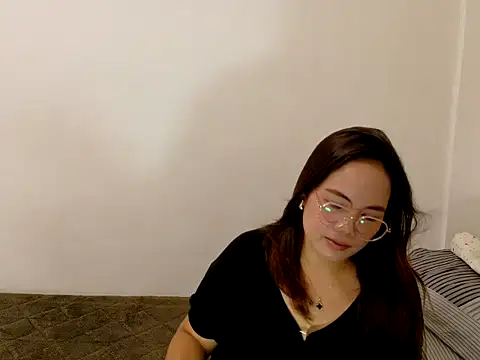 BURBERRY69 online show from April 8, 12:17 pm