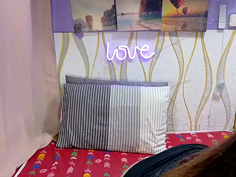 BURBERRY69 online show from March 14, 10:54 am