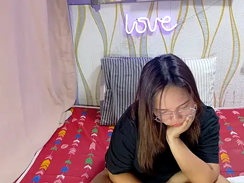 BURBERRY69 online show from March 11, 2:11 pm