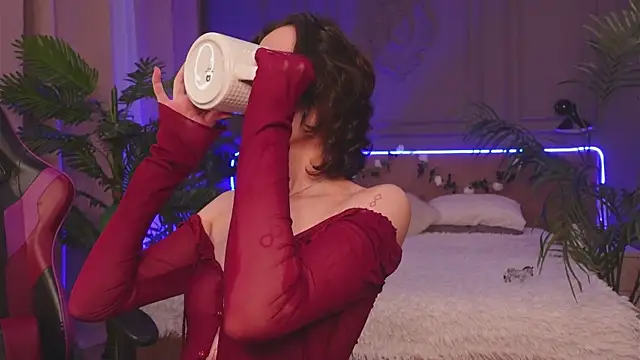 Snapshot of Devilinee chatting on November 23, 6:12 am Devilinee online show from November 23, 6:12 am