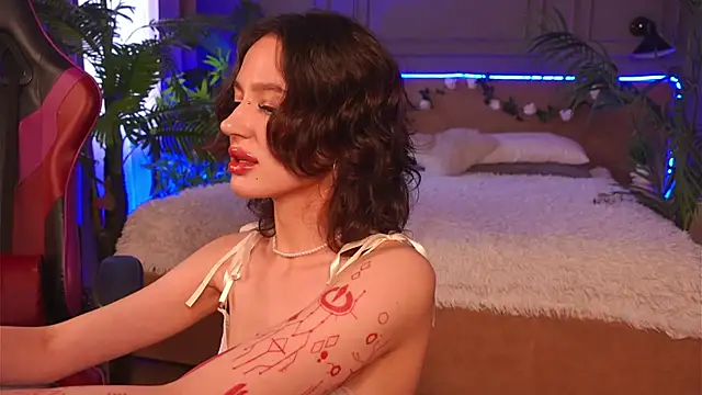 Snapshot of Devilinee chatting on September 18, 6:49 am Devilinee online show from September 18, 6:49 am