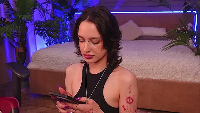 Devilinee online show from April 4, 7:04 am